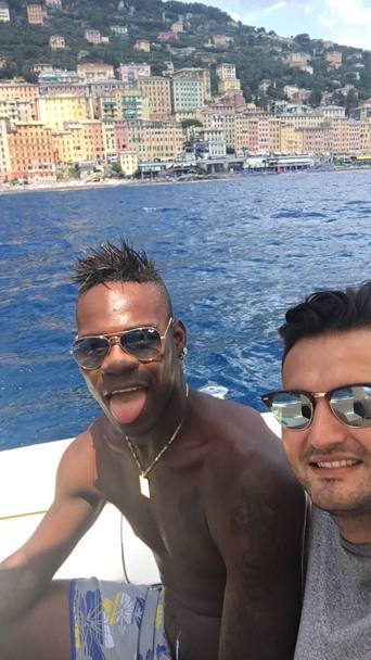Le immagini arrivano dal suo profilo Twitter: in questa domenica pomeriggio, Mario Balotelli ha pubblicato sui social le fotografie dei momenti che sta trascorrendo in barca insieme ad alcuni amici. Tanto mare, sole, sorrisi. Tutto bene, ma l&#39;allenamento?